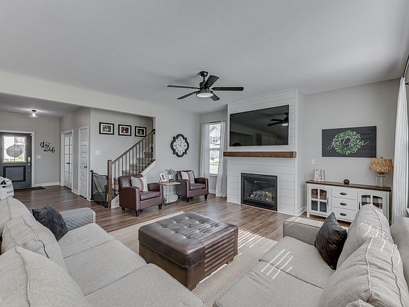 4th image of 995 Barkston Ln
