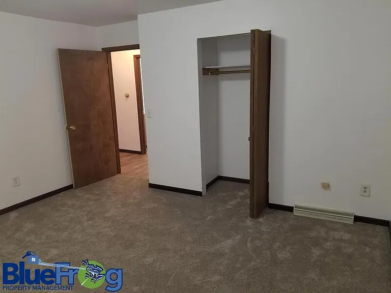 727 W Harris St — Photo 5