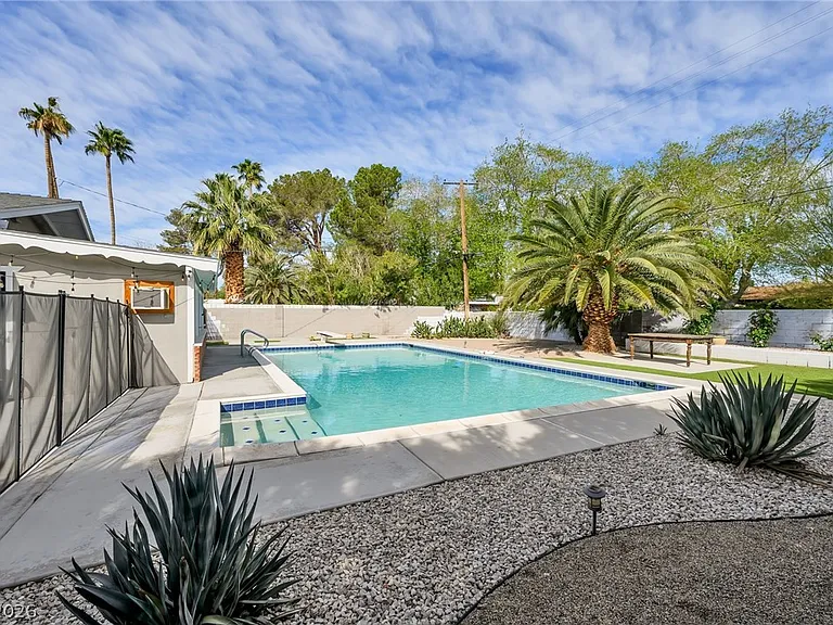 2324 Laurie Dr — Photo 3