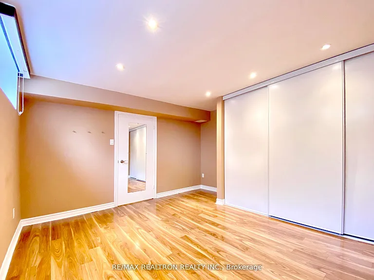 76 Clansman Blvd #LOWER — Photo 18
