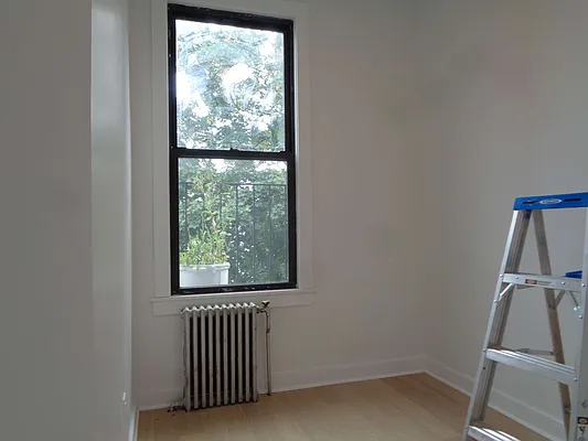Rented by Zikos Realty Services | media 10