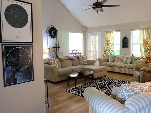 Entryway ->den/living room 2