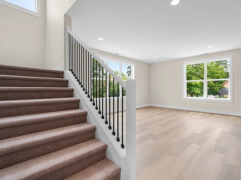 349 SE Walnut St — Photo 16