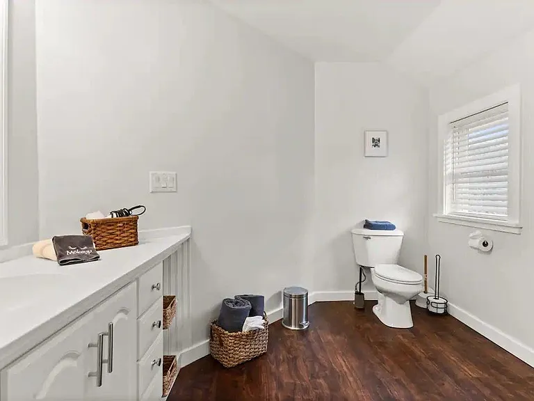 29 Versailles Ave — Photo 48