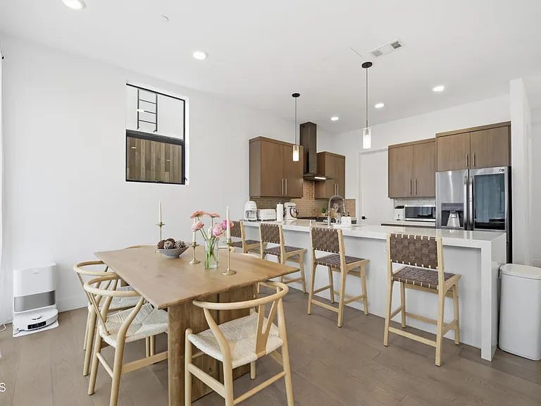3226 W Robinson Ln — Photo 4