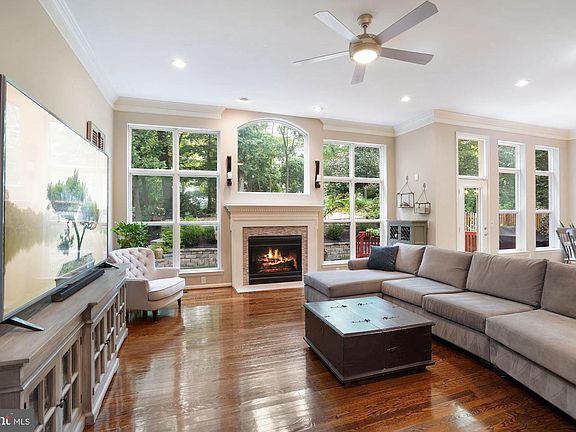 4th image of 8905 Garden Gate Dr