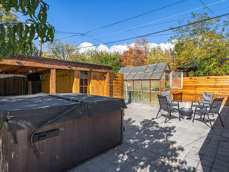 Hot Tub , Fire Pit, Green House