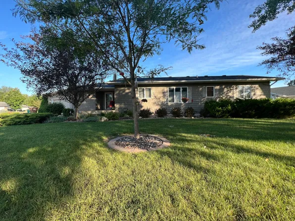 200 Green Lea Ln, Albert Lea, MN 56007