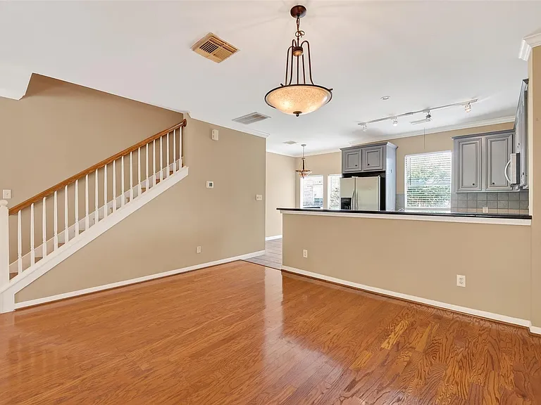 2804 Chenevert St — Photo 11