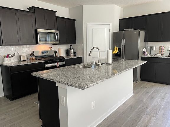 3rd image of 140 Oak Valley Ct