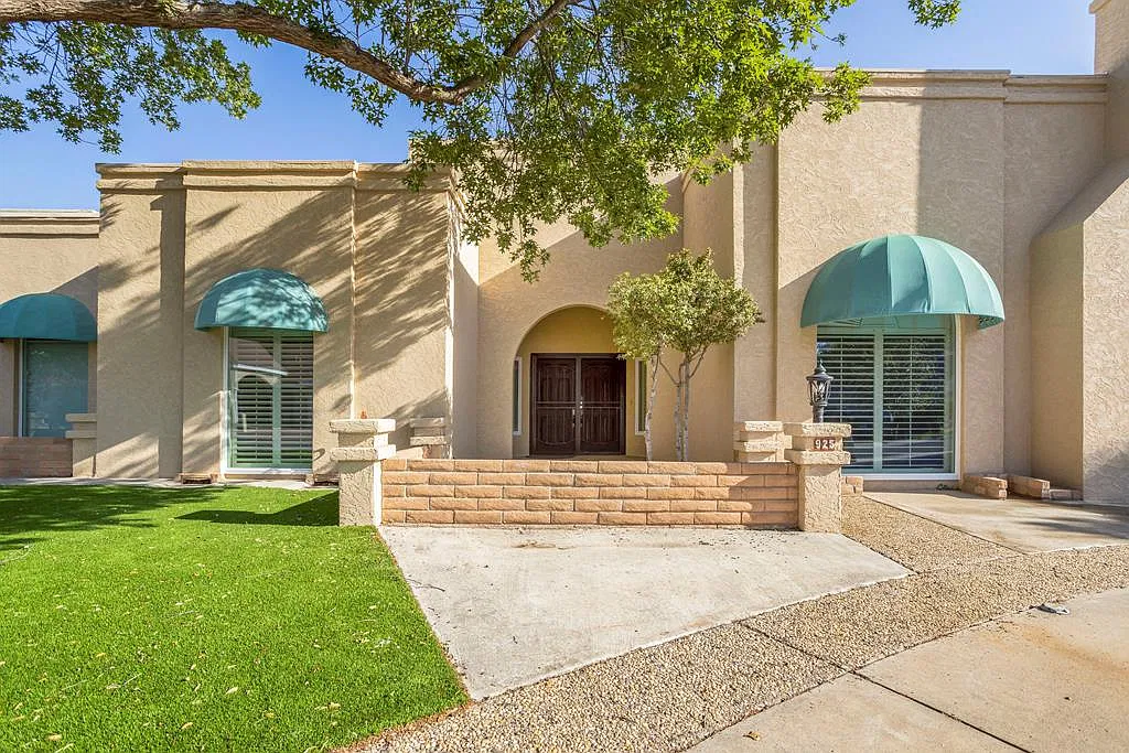 2 bed, 2.0 bath, 2214 sqft, $2,100 — Photo 1