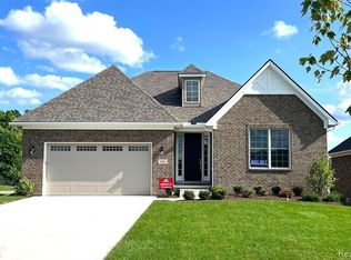 3292 Waldon Ridge Dr, Lake Orion, MI 48359