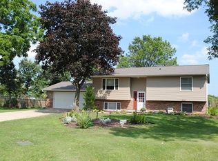 1221 Sunset Cir, Prairie Du Sac, WI 53578
