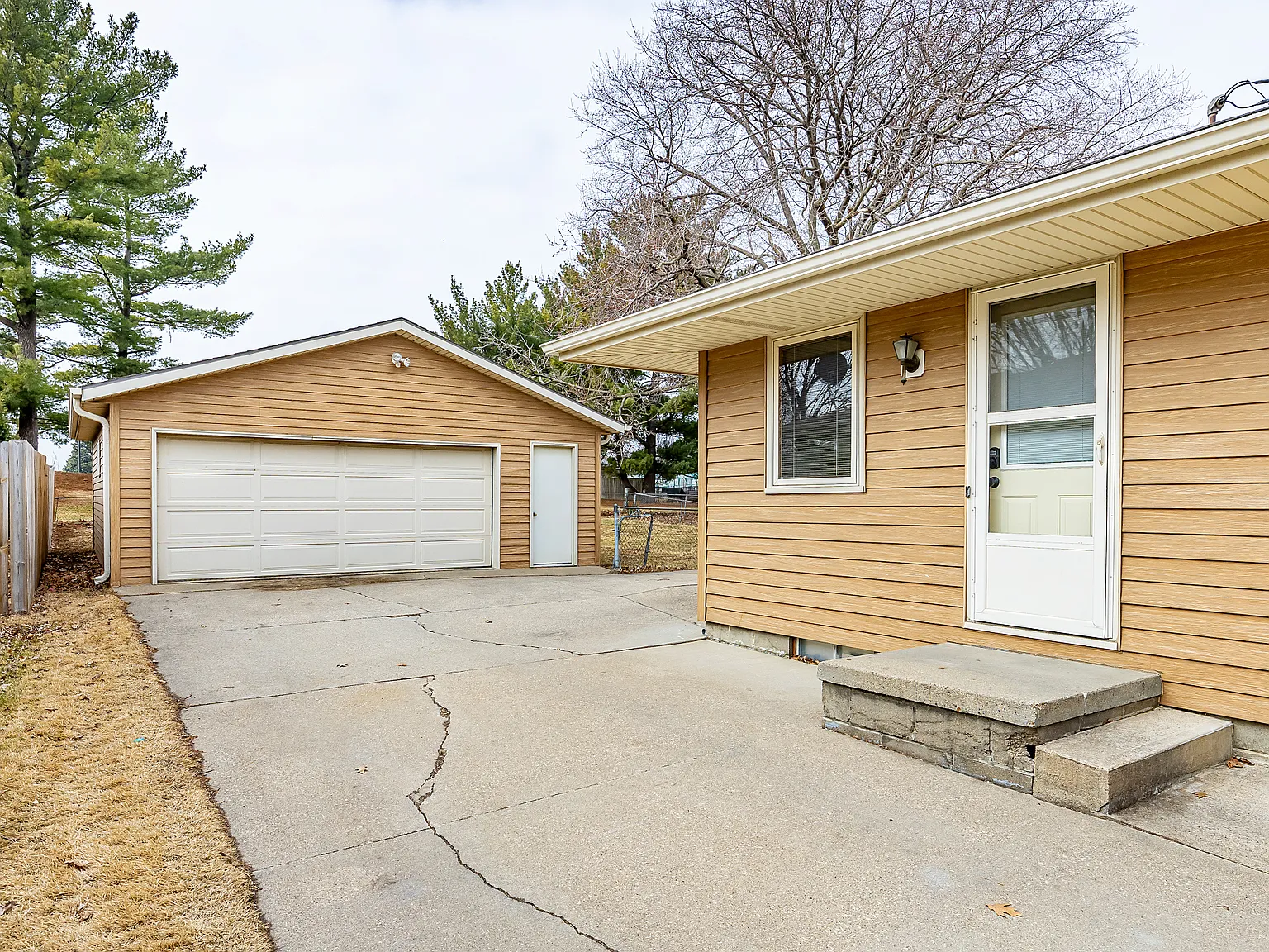 Newly Remodeled 3BR Ranch in Urbandale | Fenced Yard | 2-Car Garage | — Photo 2