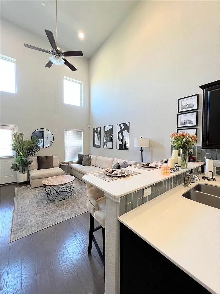 3 bed, 2.5 bath, 1862 sqft, $2,150 — Photo 4