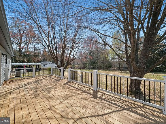 3rd image of 646 Sandy Point Rd