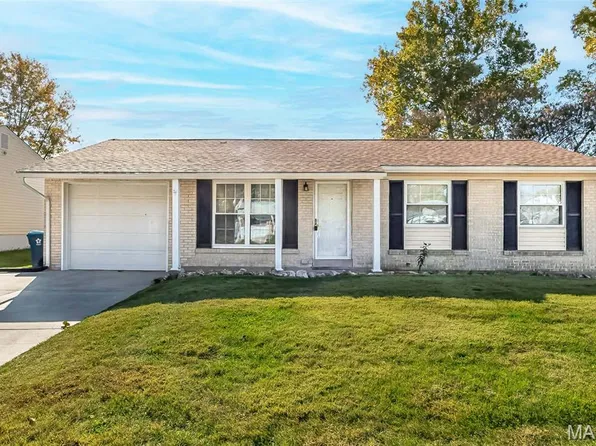 12050 Charleston Dr, Maryland Heights, MO 63043