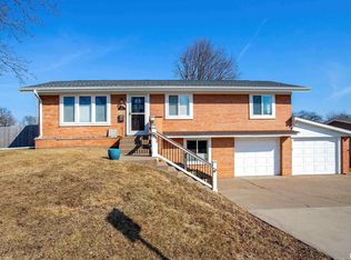 2925 Olympia Dr, Bettendorf, IA