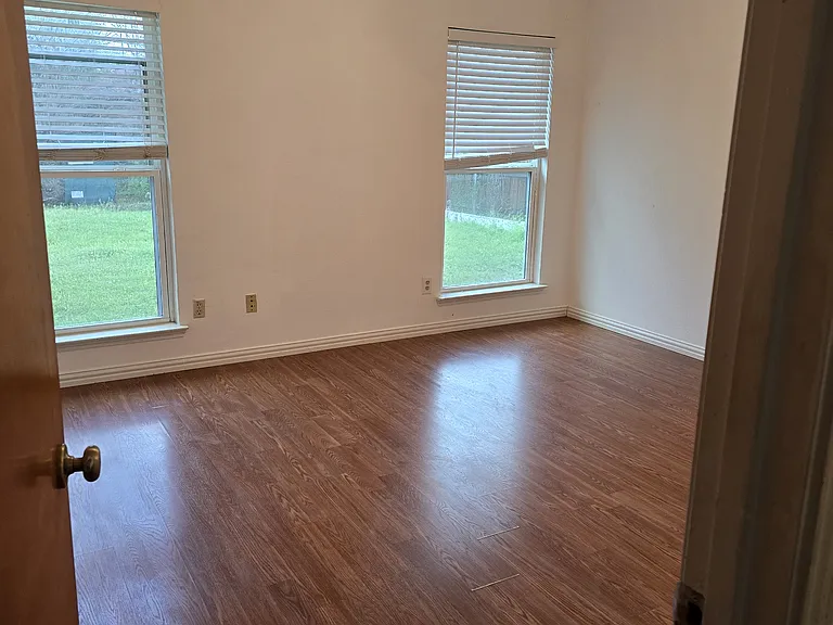 301 Colony Dr — Photo 8