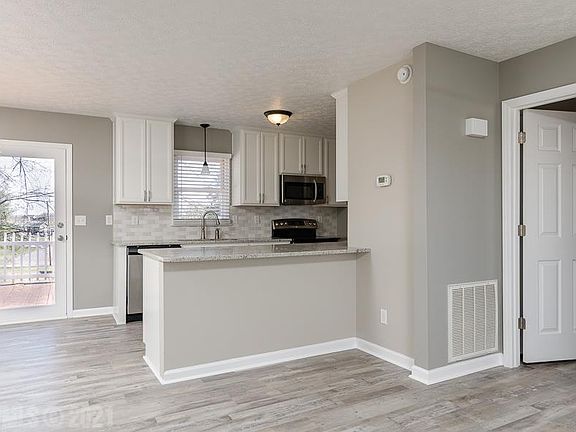 5th image of 6066 Hillcrest Pl