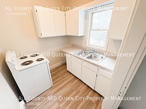 5th image of 499 S Detroit St Unit 4