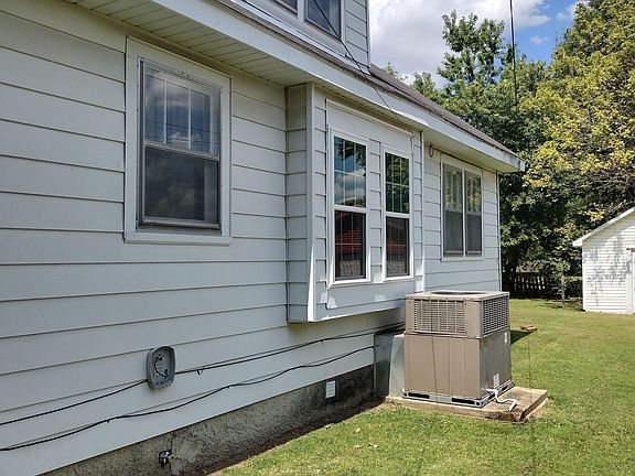 3rd image of 1008 W 2nd St