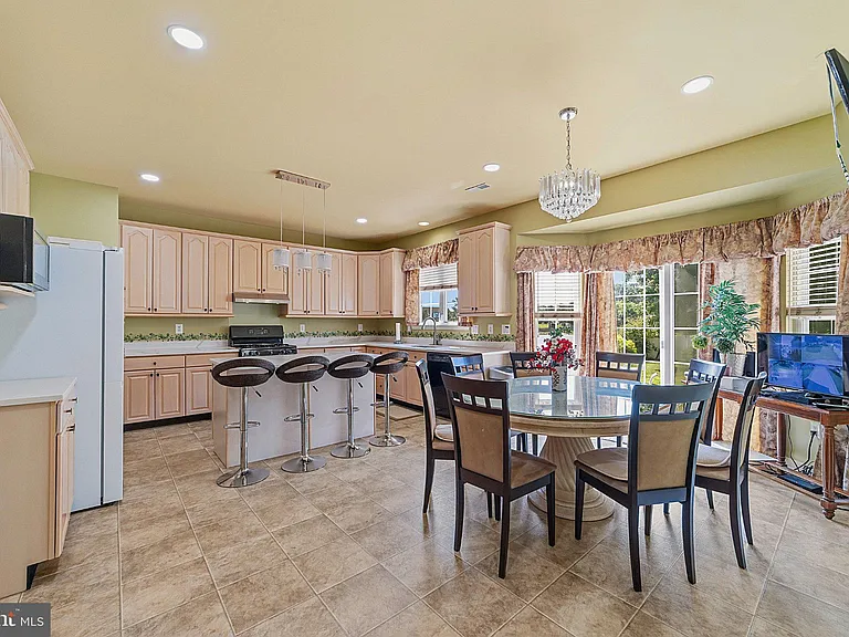 537 Riggs Ave — Photo 8