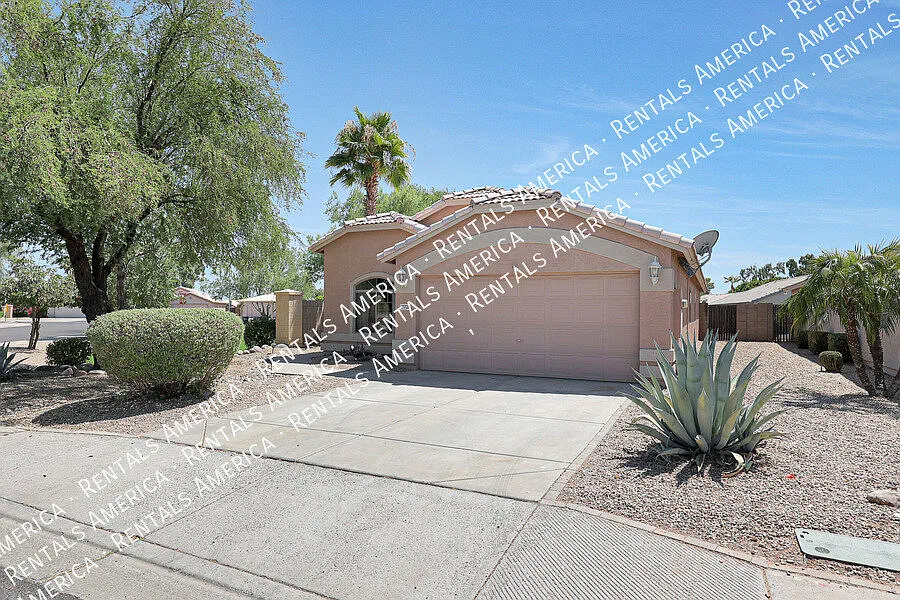 3 Bedrooms with Large backyard! — Photo 2