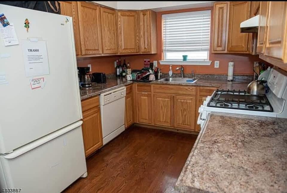 2nd image of 410 W Grand St Unit 2