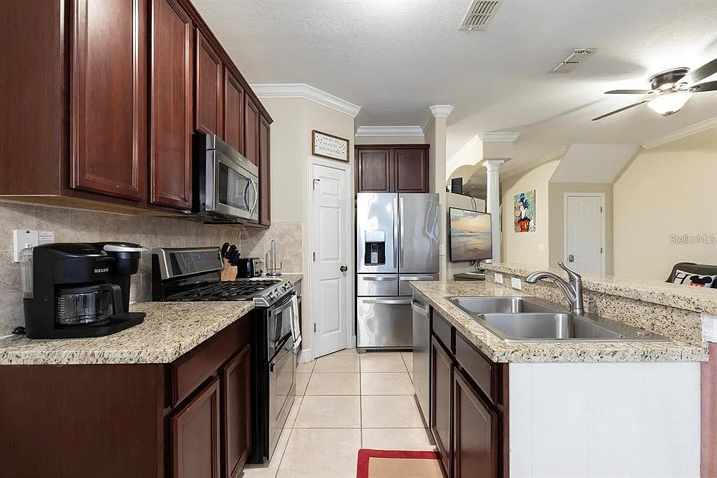 3 bed, 2.5 bath, 1685 sqft, $2,400 — Photo 3