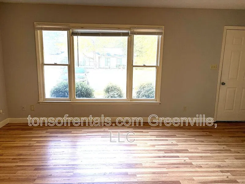 2 bed, 1.0 bath, $1,050 — Photo 2
