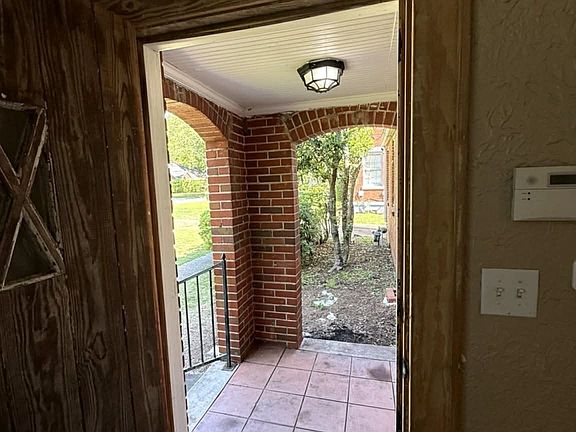 2nd image of 3165 Lexington Rd