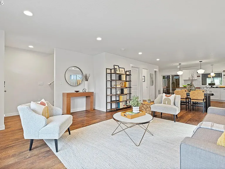 570 NE 55th Ave — Photo 5