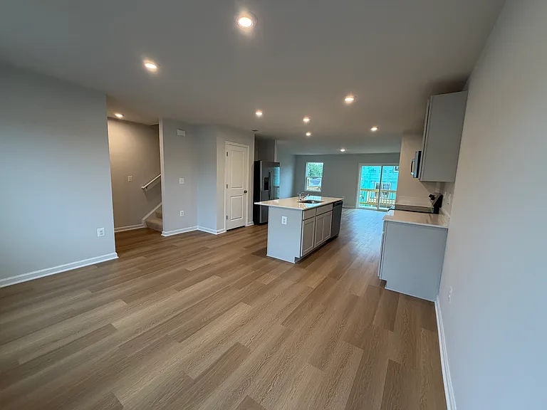 130 Saxon St — Photo 10