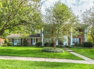 214 Greentrails Dr N, Chesterfield, MO 63017