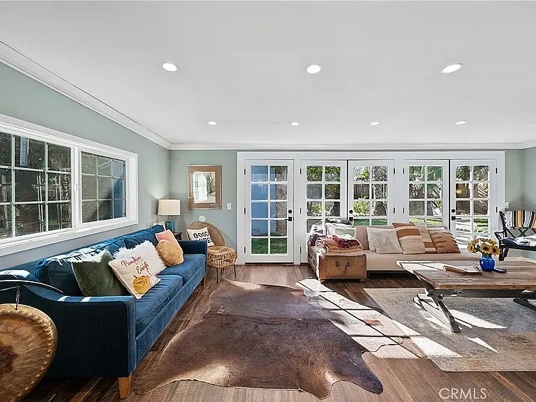 20852 Kittridge St — Photo 16