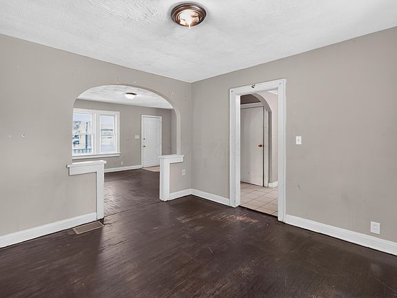 3rd image of 550 Wrexham Ave