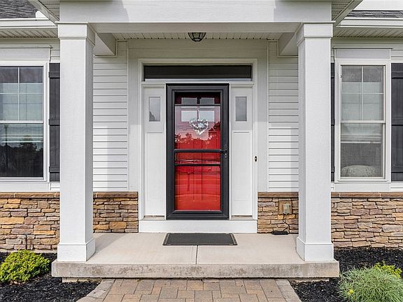 3rd image of 7 Rothbury Cir