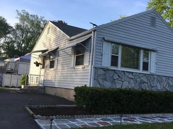 10 Hunter Ter, South Hadley, MA 01075