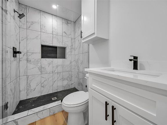 5th image of 2212 Henry St #B