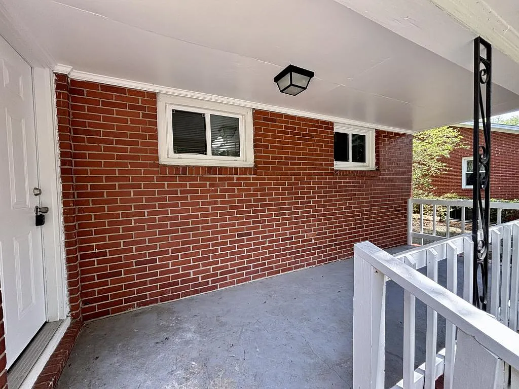 330 Richmond Dr — Photo 3
