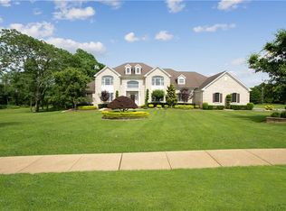 4 Saxon Ct, Freehold, NJ 07728