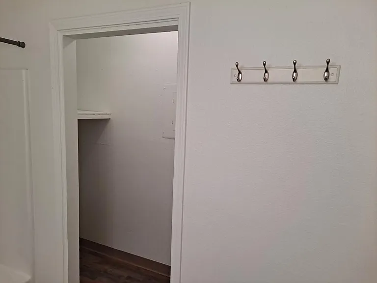 Totally Updated 2 Bedroom Apt. off Cul-de-sac in Rio Rancho — Photo 16
