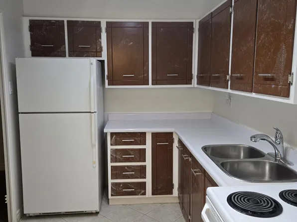 350 Seneca Hill Dr #801, Toronto, ON M2J 4S7