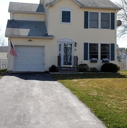 4th image of 11 Holly Dr
