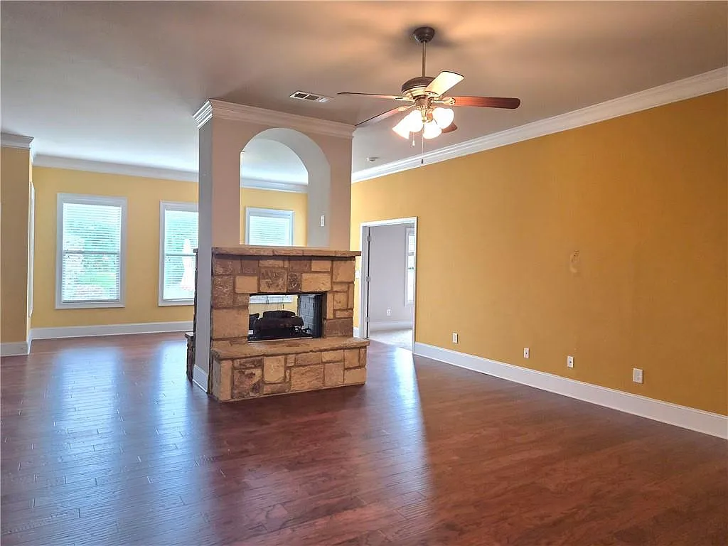 4 bed, 3.5 bath, 2839 sqft, $2,700 — Photo 3