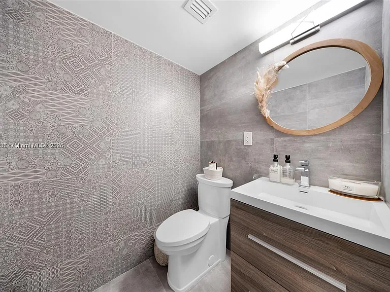 5838 Collins Ave #2F — Photo 13