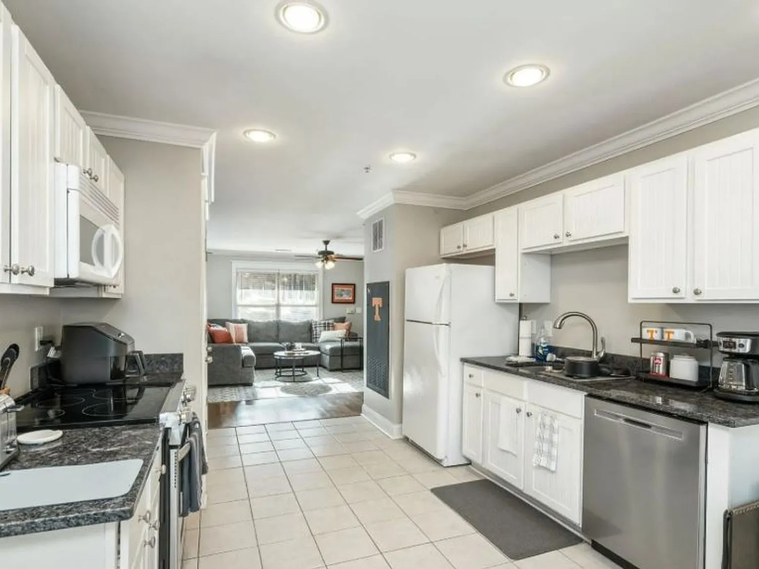 Two Bedrooms Available in this Three Bedroom Flat, Female Applicants! — Photo 1