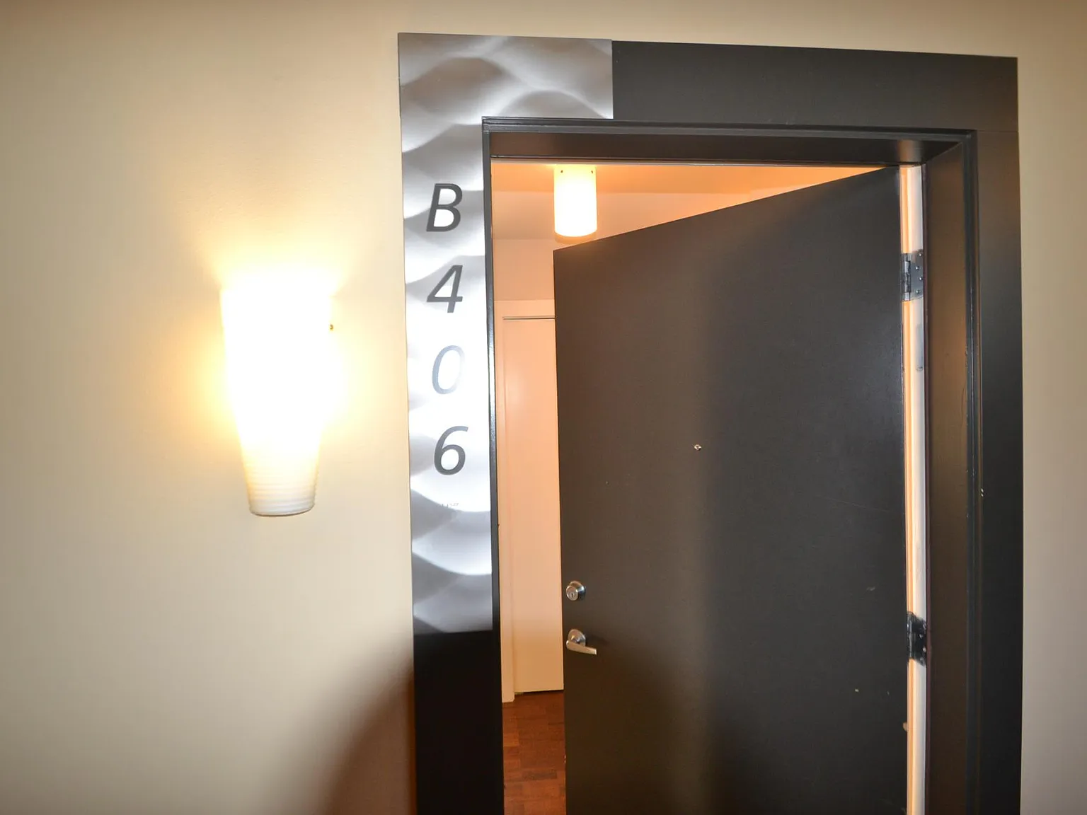 2 bed, 901 sqft, $3,490 — Photo 3