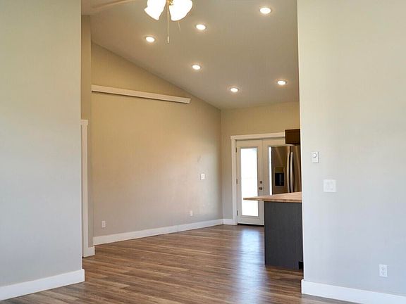 3rd image of 806 Rachel Rd